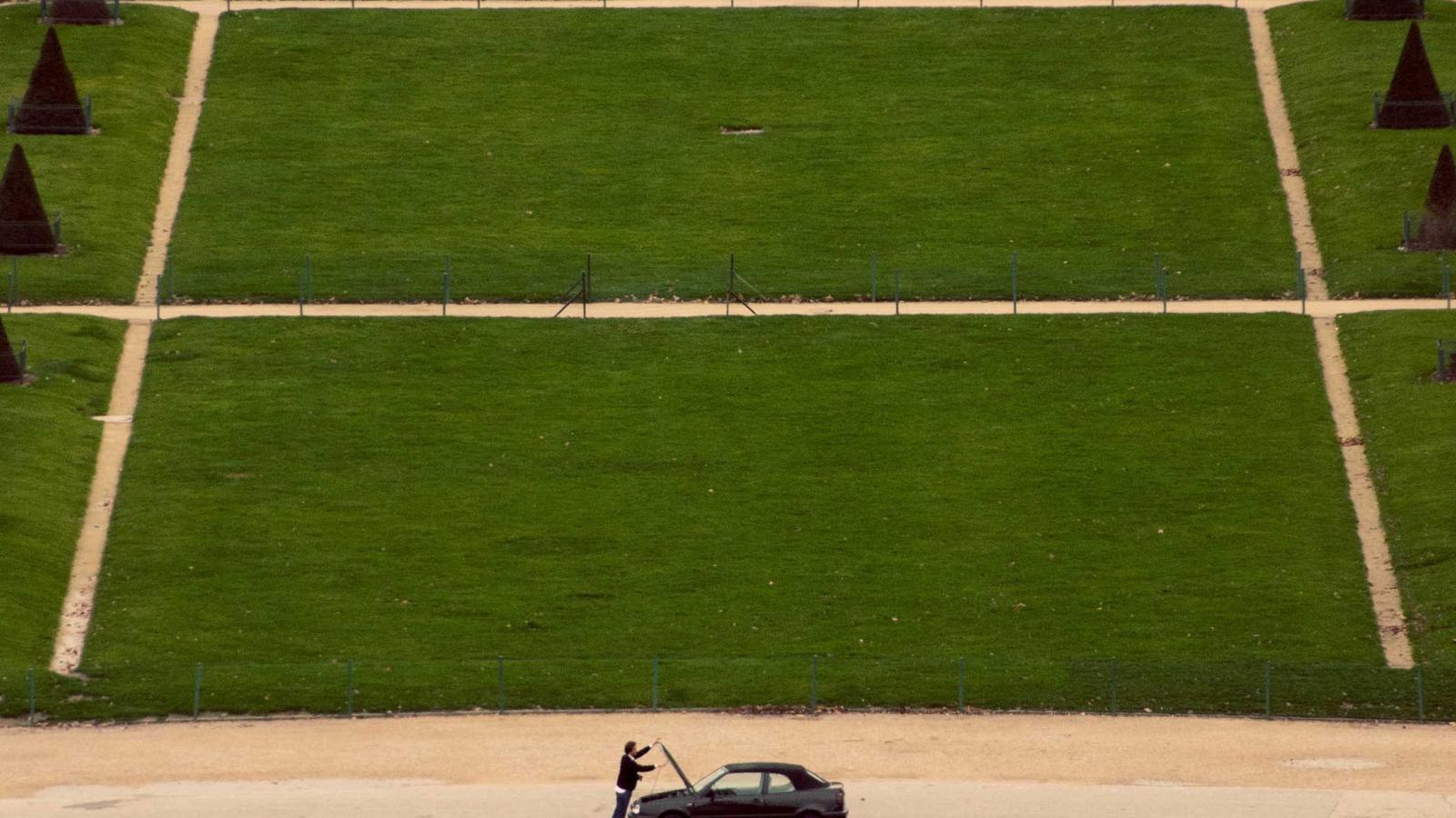 Helpful lifestyle image for How to keep bathroom counters clear