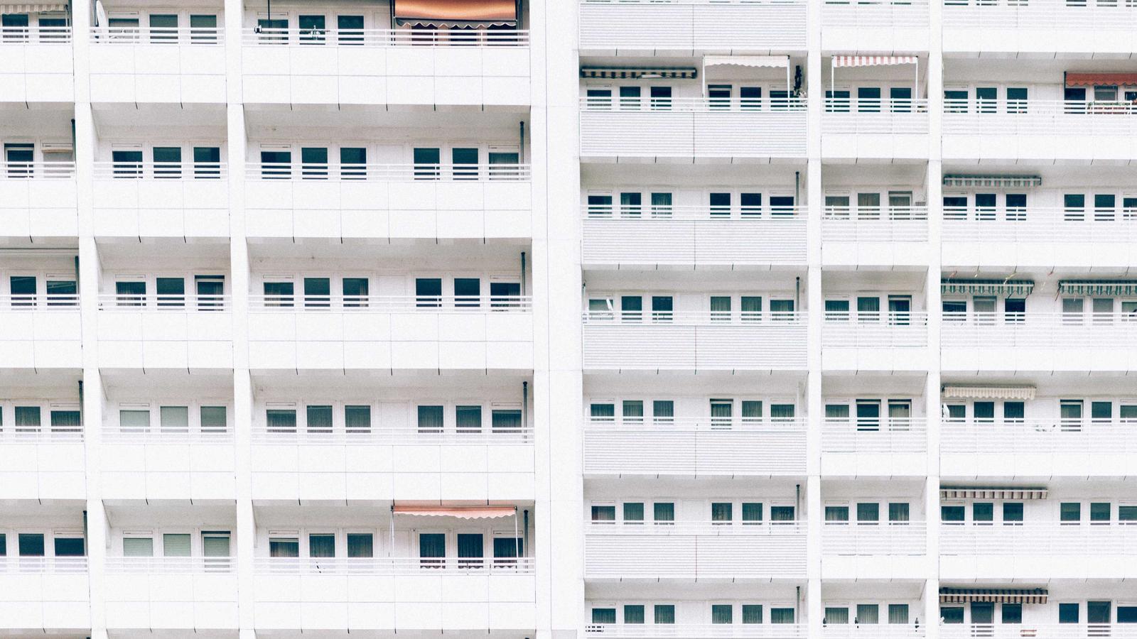 Helpful editorial image for Best day to book flights: what to know