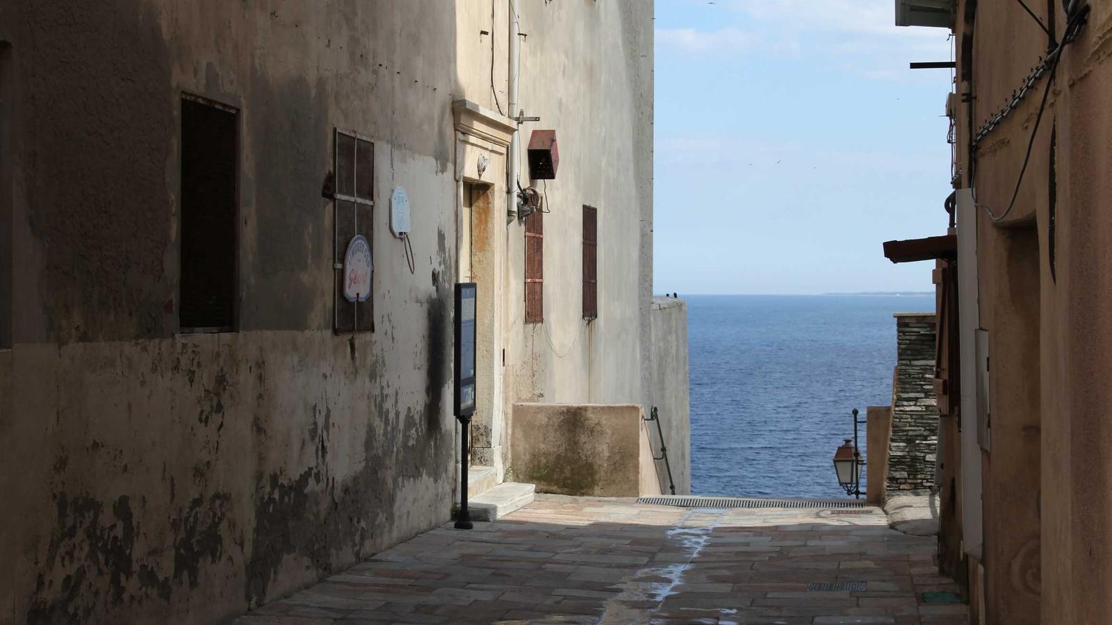 Helpful editorial image for Why podcasts became a creator growth engine